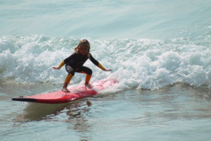 Kind mit Kinder Neoprenanzug beim Surfen